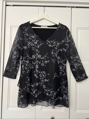 Like new - Black Floral V-Neck Layered Tunic Top w/ Sheer sleeves - M
